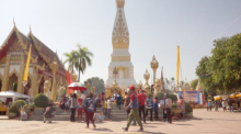 Da lokale Händler für Unordnung im Wat Phra That Phanom sorgen und dadurch die Ernennung des Tempels zum UNESCO-Weltkulturerbe gefährden, werden sie für einen Monat verbannt, bis neue Regeln entwickelt wurden. Foto: Jahner