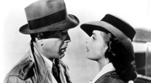 Humphrey Bogart als Rick und Ingrid Bergman als Ilsa in dem Film "Casablanca" (1942). Der Filmklassiker hatte vor 80 Jahren Premiere. Foto: Turner Entertainment Co./dpa