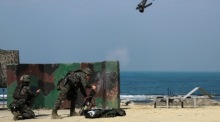 Marineangehörige starten während einer Gefechtsübung in Kaohsiung eine Angriffsdrohne und demonstrieren Taiwans militärische Einsatzbereitschaft Foto: epa/Ritchie B. Tongo