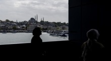 Leute gehen über die Galata-Brücke, im Hintergrund die Süleymaniye-Moschee. Foto: epa/Erdem Sahin