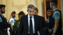 Ex-Präsident Nicolas Sarkozy verlässt das Pariser Gericht während des Berufungsprozesses zur mutmaßlichen Libyen-Finanzierung. Foto: epa/Yoan Valat
