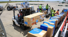 Mitarbeiter der World Health Organization verladen in Nairobi Hilfsgüter für den Einsatz gegen den Ebola-Ausbruch im Kongo in ein Flugzeug der Vereinten Nationen. Foto: Andrew Kasuku/Ap/dpa