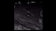 Das Standbild eines vom US-Verteidigungsministerium veröffentlichten Videos zeigt ein Unidentifiziertes Flugobjekt, das von Piloten der US-Marine gesichtet wurde. Foto: U.S. Department of Defense/dpa
