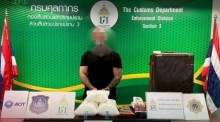 Der thailändische Zoll präsentiert den festgenommenen Verdächtigen sowie die sichergestellten mehr als zwölf Kilogramm Kokain nach der Festnahme am Flughafen Suvarnabhumi. Bild: The Customs Department