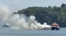 Das Speedboot steht in der Makham-Bucht vor Phuket in Flammen, nachdem es infolge des Brandes zu einer Explosion kam. Bild: Phuket Info Center
