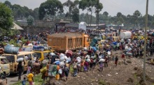 Menschen machen sich auf der Flucht vor den wiederaufflammenden Kämpfen auf den Weg nach Goma, östlich von Goma, Nord-Kivu. Foto: epa/Moses Kasereka