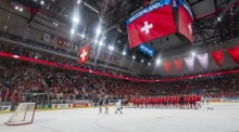 Schweizer Spieler stehen nach dem Halbfinale der Eishockey-WM in Zürich zur Nationalhymne auf dem Eis. Foto: epa/Andreas Becker