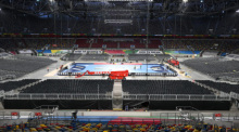 In der Merkur Spiel-Arena wird das Spielfeld für das Eröffnungsspiel der Handball-Europameisterschaft montiert. Am 10.01.2024 findet das Eröffnungsspiel der Handball-Europameisterschaft statt. Foto: Federico Gambarini/dpa