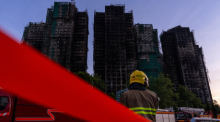 Nach einem Brand im Wang Fuk Court, einer Wohnsiedlung im Stadtteil Tai Po in den New Territories von Hongkong, sind verbrannte Gebäude zu sehen. Foto: Chan Long Hei/Ap/dpa