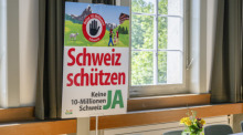 Ein Abstimmungsplakat zur Volksinitiative «Keine 10-Millionen-Schweiz – Nachhaltigkeitsinitiative» steht in einem Wahllokal während der Stimmenauszählung. Foto: Keystone/dpa/peter Schneider