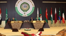 Der Generalsekretär der Arabischen Liga Ahmed Aboul Gheit (L) und der algerische Präsident Abdelmadjid Tebboune (R) bei der Abschlusszeremonie des 31. Foto: epa/Algerisches PrÄsidentenhandout