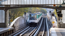 Ein Zug der Pariser Metro verlässt die Station «Dupleix». Foto: Jan Woitas/dpa-zentralbild