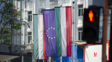 Flaggen von Ungarn und der Europäischen Union hängen an einer Fassade. Foto: Aleksander Kalka/Zuma Press/dpa