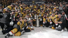 Mitglieder der Vegas Golden Knights jubeln mit dem Stanley Cup nach dem 9:3-Sieg der Knights gegen die Florida Panthers. Foto: John Locher/Ap/dpa