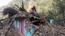 Leute sammeln ihr persönliches Hab und Gut aus einem beschädigten Haus im Dorf Chepare. Foto: epa/Narendra Shrestha
