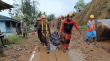 Rettungskräfte tragen die Leiche eines Opfers nach einem Erdrutsch in der Bergstadt Monkayo in der Provinz Davao de Oro. Foto: epa/Mitgliedstadt Monkayo