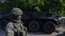 Russische Soldaten auf einem gepanzerten Mannschaftswagen der Truppen des chemischen und biologischen Schutzes zur Überwachung der Strahlungssituation in Saporischschja. Foto: epa/Sergei Ilnitsky