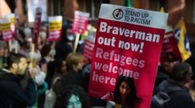 Protest gegen die Flüchtlingspolitik der britischen Innenministerin Suella Braverman. Foto: epa/Andy Rain