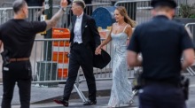 Gäste treffen zur Hochzeitsfeier von Taylor Swift und Travis Kelce im Madison Square Garden in New York ein. Foto: epa/Olga Fedorova
