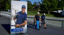 Poster des PGA Championship-Siegers von 2021, Phil Mickelson, grüßt die Zuschauer in Tulsa. Foto: epa/Erik S. Lesser
