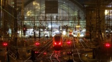 Nahverkehrszüge stehen vor dem Hauptbahnhof in Frankfurt a/M. Foto: EPA-EFE/Ronald Wittek