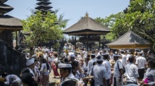 Gläubige beten am Goa-Lawah-Tempel auf Bali während des Galungan-Festes. Das wichtigste balinesisch-hinduistische Fest symbolisiert den Sieg des Guten über das Böse. Foto: Made Nagi/epa/dpa
