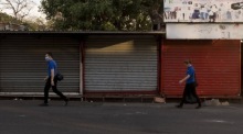 Zwei Leute gehen an geschlossenen Geschäften in Managua, Nicaragua, vorbei. Foto: epa/Jorge Torres