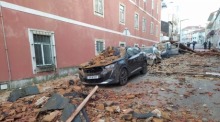 Beschädigte Autos, nachdem das Dach eines Gebäudes während des Durchzugs von Sturm Kristin eingestürzt war. Foto: Jorge Lemos/Ap/dpa