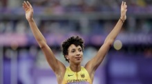 Die deutsche Malaika Mihambo jubelt nach ihrem zweiten Platz im Weitsprungfinale der Frauen. Foto: epa/Ronald Wittek