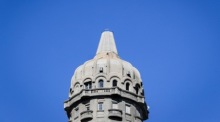 Der Mond steht über dem Palacio Salvo in Montevideo und prägt das nächtliche Stadtbild. Foto: Raul Martinez/epa