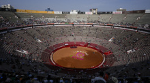 Zuschauer kommen zu einem Stierkampf auf der Plaza Mexico in Mexiko-Stadt. Foto: Fernando Llano/Ap/dpa