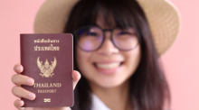 Thailands Reisepass ist im Henley Passport Index 2026 um zwei Plätze auf Rang 63 zurückgefallen. Foto: Tawesit/Adobe Stock