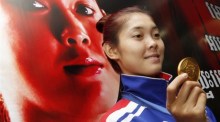 Die Kambodschanerin Sorn Seavmey zeigt ihre Goldmedaille, welche sie im Taekwondo-Finale 2014 der Frauen bei den 17. Asienspielen in Incheon, Südkorea gewann. Foto: EPA/Mak Remissa