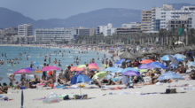 Palma de Mallorca: Touristen genießen die Sonne am Strand von Arenal. Corona-Reisebeschränkungen werden deutlich gelockert oder fallen ganz. Nach zwei harten Jahren schöpft die Tourismusbranche Hoffnung. Foto: Clara Margais/dpa