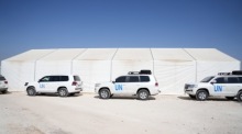 UN-Fahrzeuge im Lager Saed, das Vertriebene aus den jüngsten Kampfhandlungen aufnimmt, während des Besuchs einer UN-Delegation in der Region Idlib, Syrien. Foto: epa/Yahya Nemah