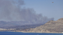 Nahe der Ortschaft Vati im Süden der Insel Rhodos wüten die Flammen, Löschflugzeuge sind im Dauereinsatz. Foto: Christoph Reichwein/dpa
