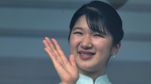 Die japanische Prinzessin Aiko winkt vom Balkon aus Gratulanten zu, als sie am Neujahrstag mit ihren kaiserlichen Familien im Kaiserpalast in Tokio auftritt. Foto: Eugene Hoshiko/Ap/dpa