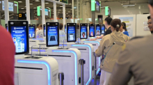 Automatisierte Passkontrollschalter mit biometrischer Identitätsprüfung sollen die Einreise am Flughafen Suvarnabhumi beschleunigen. Bild: TAT