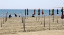 Menschen genießen das Meer am Finikoudes-Strand während der Lockerungen in der Corona-Zeit Foto: epa/Katia Christodoulou