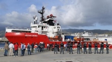 Italienische Behörden stehen vor dem Rettungsschiff Ocean Viking, als es im Hafen von Messina auf der Insel Sizilien einläuft. Foto: epa/Carmelo Imbesi