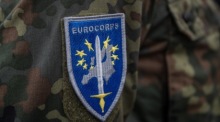 Abzeichen des Eurokorps auf der Schulter eines Soldaten. Foto: epa/Christophe Petit Tesson