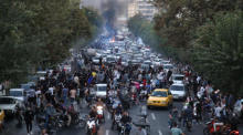 Während einer Demonstration nach dem Tod von Mahsa Amini in Teheran kommt es zu Zusammenstößen zwischen Menschen und der Polizei. Foto: epa/Str