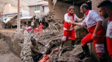 Das von der iranischen Hilfsorganisation Roter Halbmond zur Verfügung gestellte Bild zeigt Rettungskräfte im Einsatz nach einer Sturzflut in Imam Zadeh Davood, nordwestlich von Teheran. Foto: Iranian Red Crescent Society