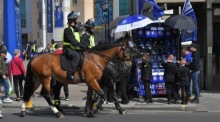 Polizeipatrouille auf Pferden vor der Stamford Bridge. Foto: epa/Vincent Mignott