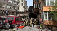 Die Istanbuler Feuerwehr zeigt, wie Mitglieder der Istanbuler Feuerwehr versuchen, das Feuer in einem Nachtclub in Istanbul unter Kontrolle zu bringen. Foto: epa/Istanbul Fire Dept