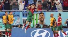 Portugals Cristiano Ronaldo jubelt nach seinem Treffer zum 1:0 mit seinen Teamkollegen. Foto: epa/Abir Sultan