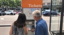 Man steht vor einem Fahrkartenautomaten und eine simple Fahrkarte zu erstehen ist kompliziert.