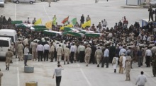 Iranische Soldaten tragen am Grenzübergang al-Shalamjah die Särge mit den sterblichen Überresten iranischer Soldaten, die während des Krieges zwischen dem Iran und dem Irak von 1980 bis 1988 gefallen sind. Foto: epa/Haider Al Assadee