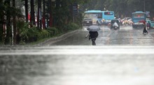 Eine Person geht mit Regenschirm durch den Regen in Hanoi, während Taifun Kajiki über Vietnams Küste hinwegzieht. Foto: epa/Luong Thai Linh