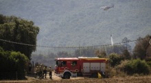 Ein Löschhubschrauber der Feuerwehr ist bei einem Waldbrand nahe der katalanischen Stadt Calonge im Nordosten Spaniens im Einsatz. Foto: EPA/David Borrat